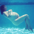 Διάσημη μαμά φωτογραφίζεται κάτω από το νερό!
