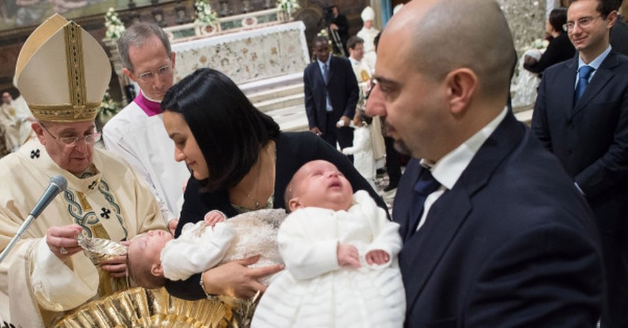 Υπέρ του δημοσίου θηλασμού και ο Πάπας