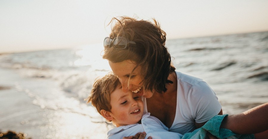 5 πράγματα που κάνουν οι γονείς που μεγαλώνουν χαρούμενα παιδιά 
