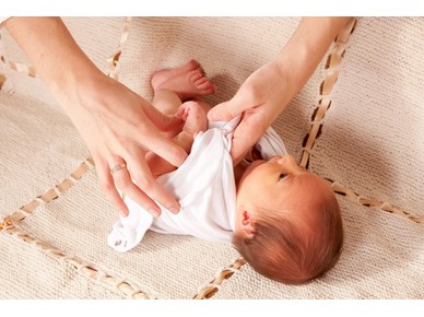 5 نصائح هامة عند تغيير ملابس مولودك حديثي الولادة!