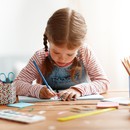 Ο εγκέφαλος των παιδιών αναπτύσεται καλύτερα όταν γράφουν
