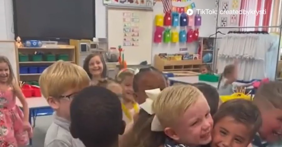 Βίντεο: Παιδί ξανασμίγει με τους φίλους του! 