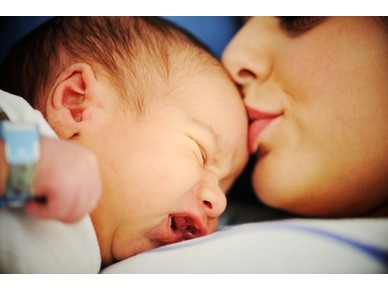 Как да гушкаме новороденото?