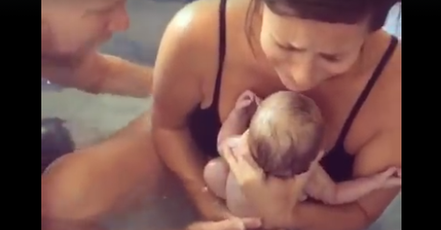 Ένα πανέμορφο βίντεο με μία μαμά που φέρνει στον κόσμο το μωράκι της 