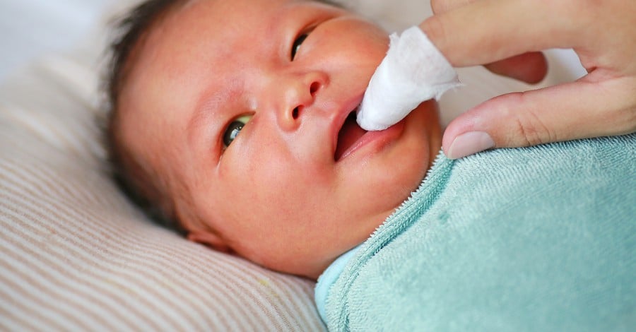 Грижата за оралното здраве на бебето преди появата на първото зъбче