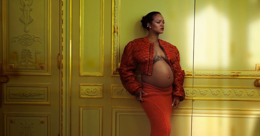 Η έγκυος Rihanna στο εξώφυλλο της Vogue σπάει τα στερεότυπα! 