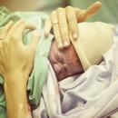 تلامس جلد الأم والرضيع ما بعد الولادة يقلل خطر وفيات الرضع