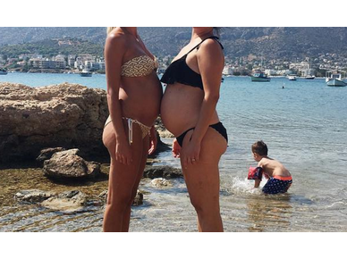 Διάσημη εγκυμονούσα φωτογραφίζει την κοιλίτσα της στην παραλία!
