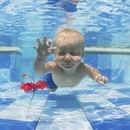 Какви са ползите от плуването при бебето?