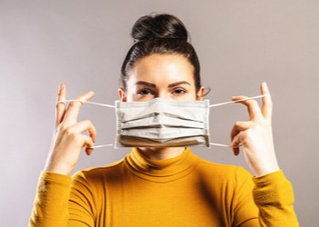 Μάσκα και κακοσμία στόματος: πως να την αντιμετωπί