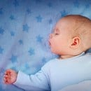 Защо бебето трябва да спи на тъмно?