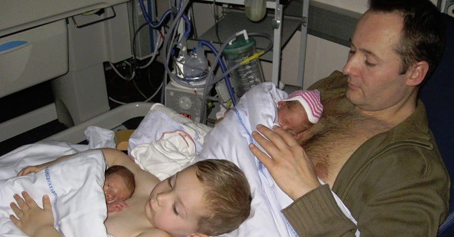 Баща и син "кожа до кожа" с новородени близнаци