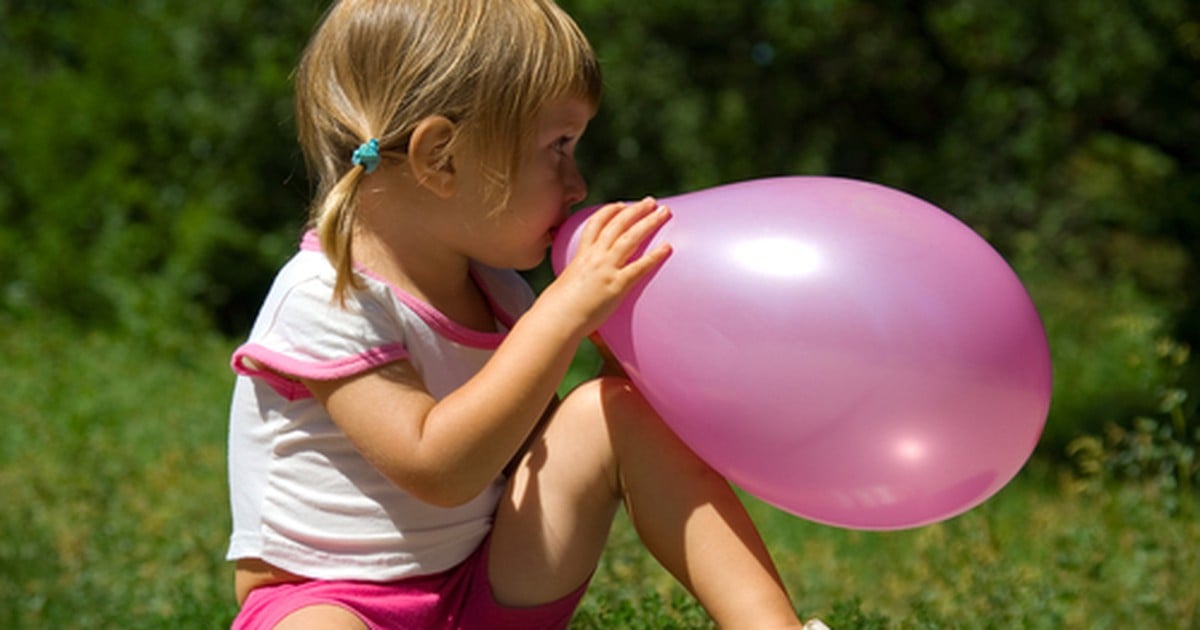 Девушка надувает шар. Надувает шарик. Дыхательная гимнастика шарик. Дети надувают шары. Ребенок надувает воздушный шарик.