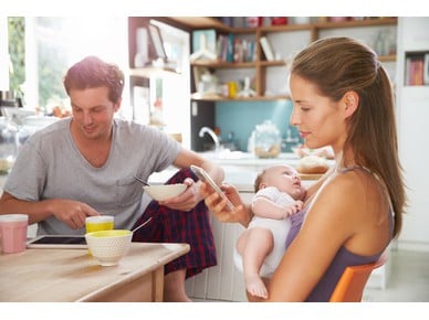 5 идеи как да ограничим употребата на смартфона с бебе у дома