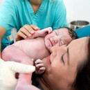 الرضاعة الطبيعية في الساعة الأولى من الولادة تخفض خطر وفاة حديثي الولادة!