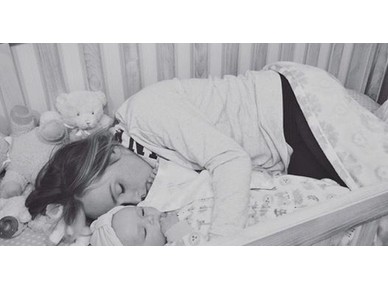  Η φωτογραφία μιας μαμάς που κοιμάται στην κούνια με το μωρό της γίνεται viral 