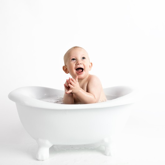 10 λύσεις για να μην κλαίει το μωρό στο μπάνιο