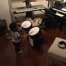 "Уча се да ходя и свиря на барабани!"