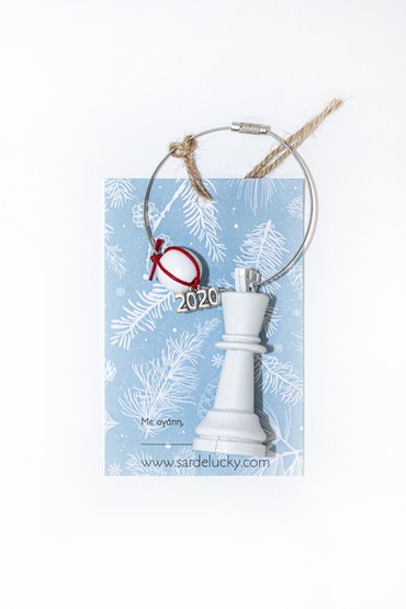 Γούρι σκάκι βασίλισσα σε λευκό χρώμα με ξύλινη χάντρα (το στοιχείο του έτους αλλάζει)