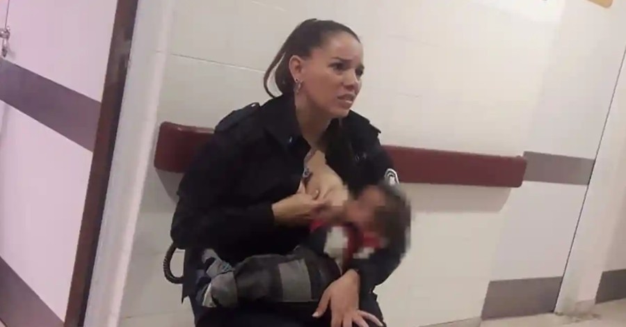 Αργεντινή: Μια αστυνομικός θηλάζει εν ώρα εργασίας εγκαταλελειμμένο μωρό
