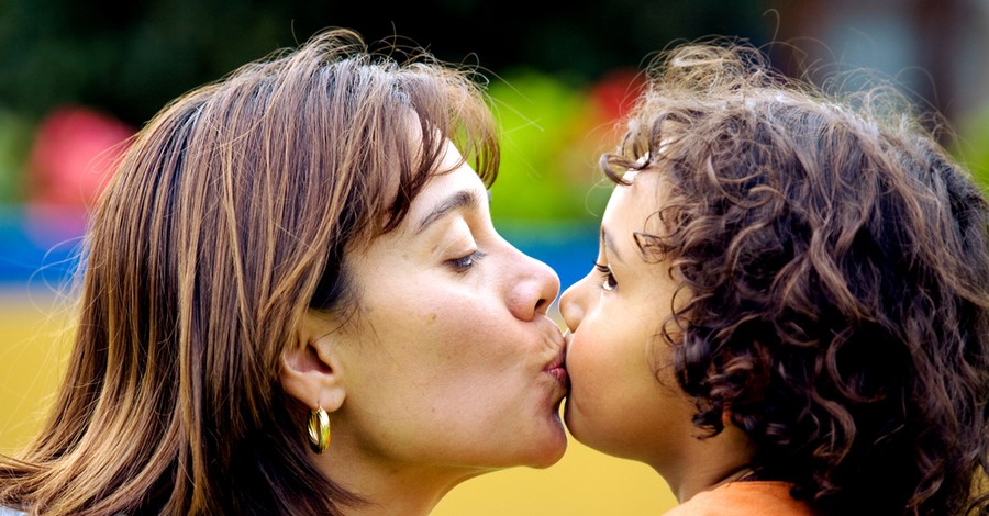 Δίνουμε στο παιδί μας φιλιά στο στόμα; 