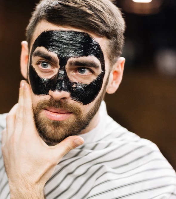 Μαύρη μάσκα για άντρες: δέρμα χωρίς σπυράκια και μ