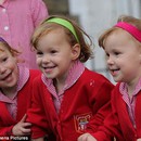 Τρίδυμα κοριτσάκια φόρεσαν διαφορετικό χρώμα κορδέλα για να τα ξεχωρίζουν την πρώτη μέρα στο σχολείο! 