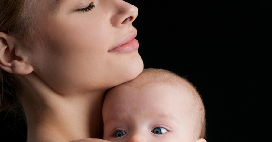 Importanța contactului piele-pe-piele pentru bebelușul tău
