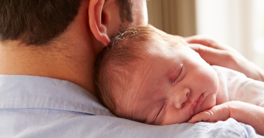 Как татковците изграждат връзка с новороденото?