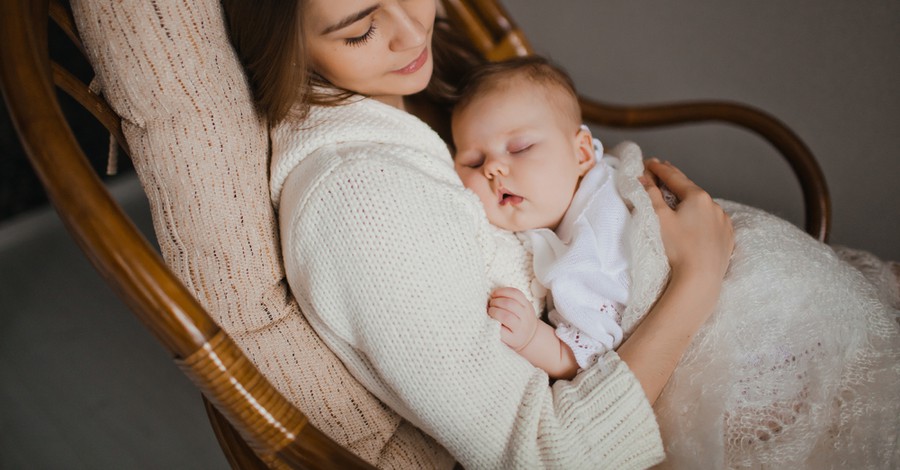 Ύπνος με το μωρό και θηλασμός: Πώς σχετίζονται; 