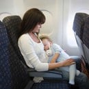 Как да направим полета на останалите по-приятен, ако пътуваме с бебе?