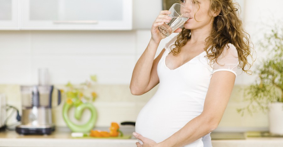 Колко вода трябва да пием по време на бременността?