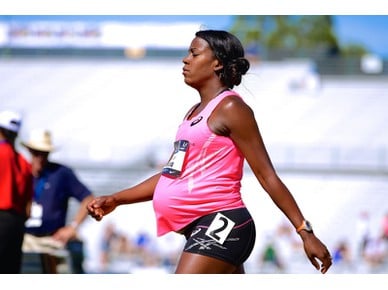 Αθλήτρια έγκυος τρέχει δύο φορές σε αγώνες εκπροσωπώντας την Αμερική! 