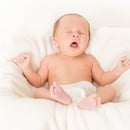 Новороденото бебе киха много? Ето какво трябва да знаете