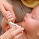 Как безопасно да се справим с изрязването на ноктите на бебето