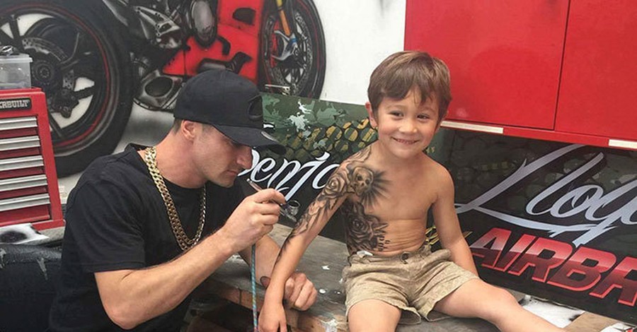 Un artist a tatuat copiii dintr-un spital pentru a le face șederea mai ușoară