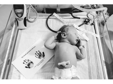 Μωρά του ουράνιου τόξου: Οι φωτογραφίες μιας γέννας που κάνουν το γύρο του κόσμου