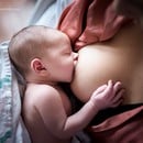 Η πρώτη προσπάθεια του μωρού να θηλάσει μέσα από 17 εκπληκτικές φωτογραφίες
