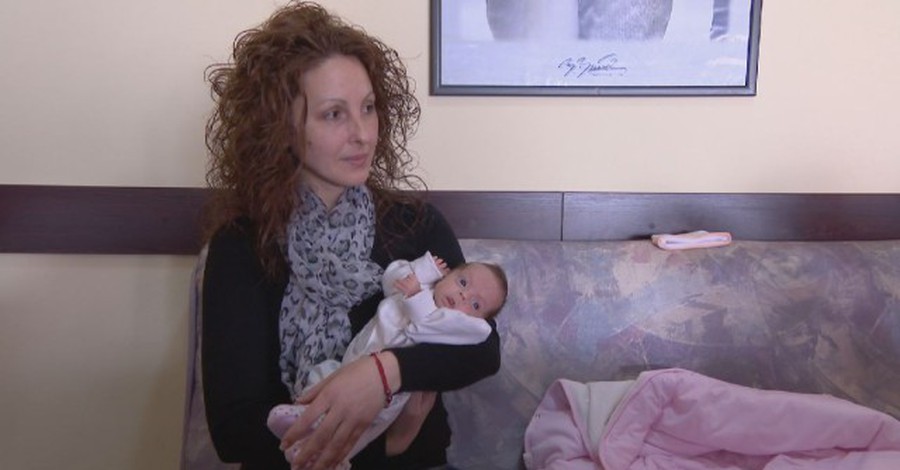 За първи път у нас: Оперираха неродено бебе