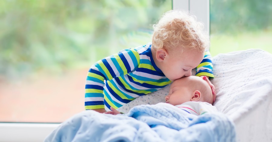 Как да помогнем на малкото дете да свикне, че вече има братче или сестриче