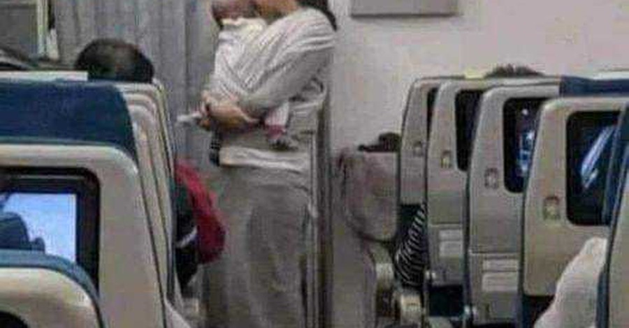 Πτήση: Μοίρασε σε 200 επιβάτες δώρο για την πρώτη πτήση του μωρού της 