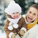 Как да облечем бебето през зимата, за да избегнем претопляне?