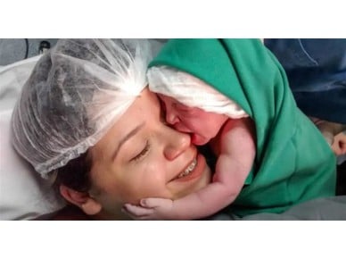 Κράτα με σφιχτά: Νεογέννητο σκαρφαλώνει πάνω στη μαμά του για να την αγκαλιάσει δευτερόλεπτα μετά την καισαρική!