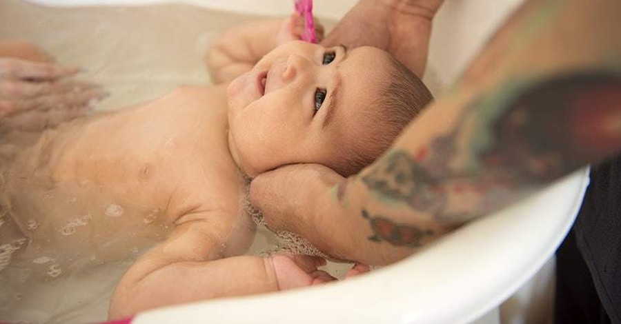 Βασικοί κανόνες για το ασφαλές μπάνιου του μωρού 