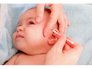Какво причинява натрупването на ушна кал при бебетата и как да се справим с това състояние?