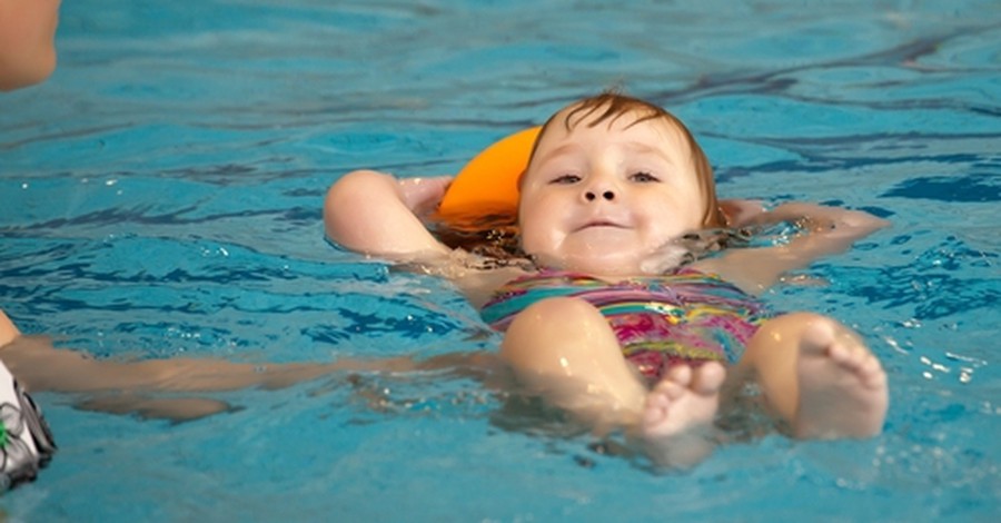 Как да подготвим бебето за плуване?