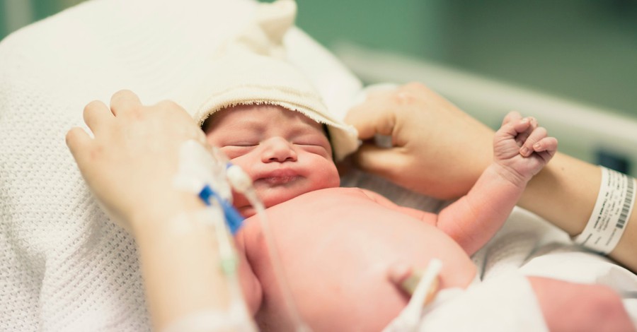 350-грамово бебе изуми акушер-гинеколозите в Сърбия