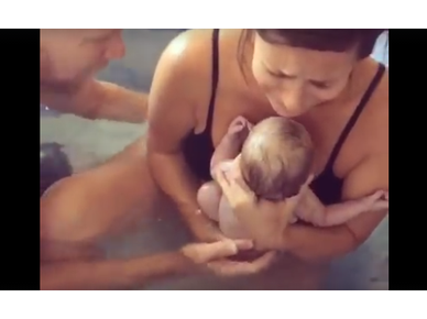 Ένα πανέμορφο βίντεο με μία μαμά που φέρνει στον κόσμο το μωράκι της 