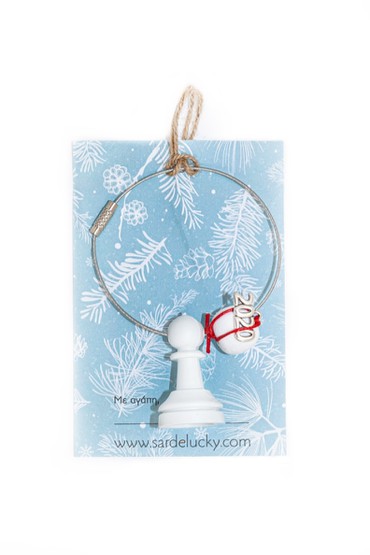 Γούρι σκάκι πιόνι σε λευκό χρώμα με ξύλινη χάντρα (το στοιχείο του έτους αλλάζει)