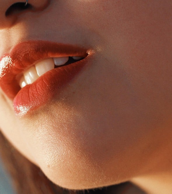 10 θεραπείες για τα σκασμένα χείλη το καλοκαίρι